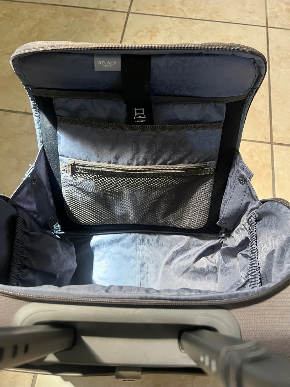 DELSEY Luggage Carry On 2 wheels. Paris Helium DLX Softside size 15x13x8